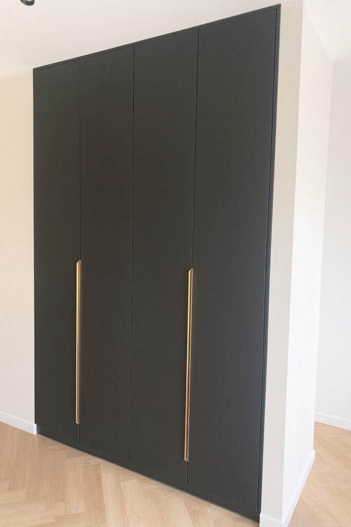 must garderoob – maast laeni kapilahenduse, riiulite ja sahtlitega, eesvaade, eritellimusel