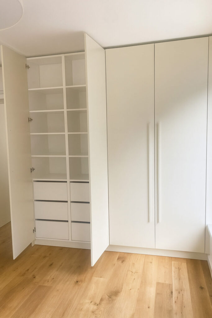 Valge garderoob eritellimusel - maast laeni kapilahenduse, riiulite ja sahtlitega, detailivaade, eritellimusel