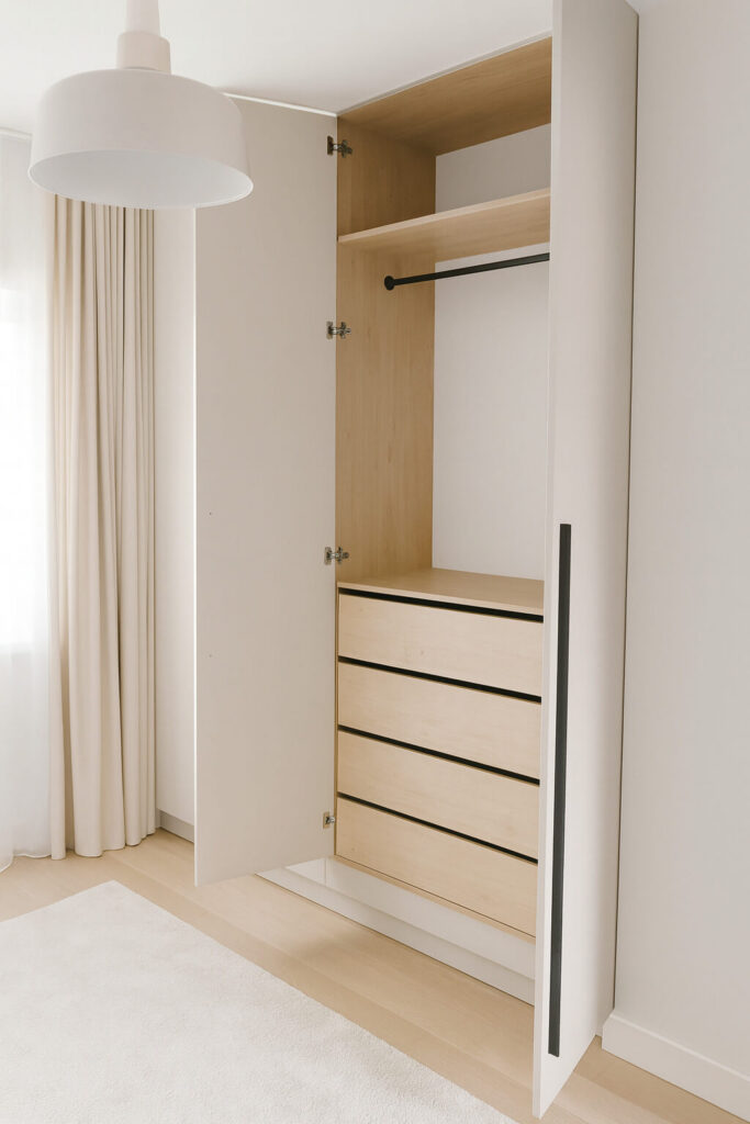 valge garderoob – maast laeni kapilahenduse, riiulite ja sahtlitega, üldvaade, eritellimusel